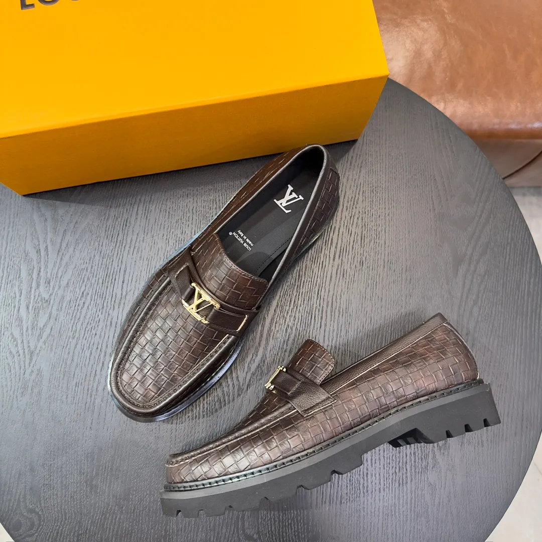 [L Home] P: 820💰 Size: 39-44 (customized at 38.45) Original Lv official website men's casual leather shoes, top-quality original replica, - Upper: 🔝cowhide weaving technology, Nappa cowhide, shoe body sewn with brand logo - Inner: cowhide, foot pad; water-dyed cowhide - Outsole: TPR·rubber foam; two-color molded outsole -Ultra-high quality control and fine workmanship: highlight (high-end, extravagance, class)